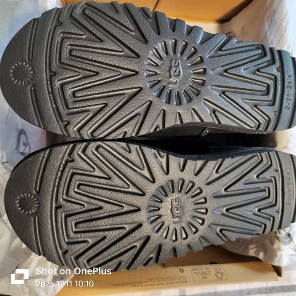 NIB Ugg Classic Mini II Boots Black Women's Size 6 - Picture 3 of 6